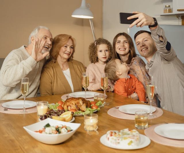 Familia-con-abuelos-haciendo-selfie