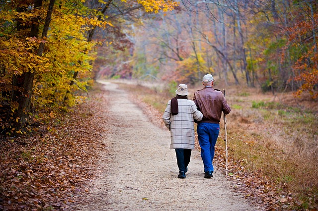 pareja-mayores-paseando-bosque
