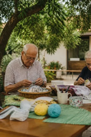 Cuando la memoria se rompe, las manos aún pueden sostener: el valor de lo manual en el Alzheimer